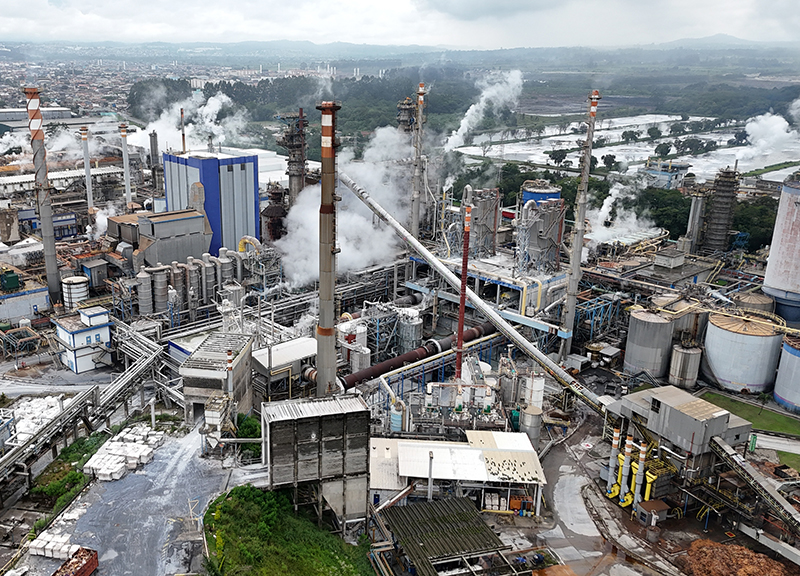 Visão aérea de uma indústria de papel e celulose, com destaqu
